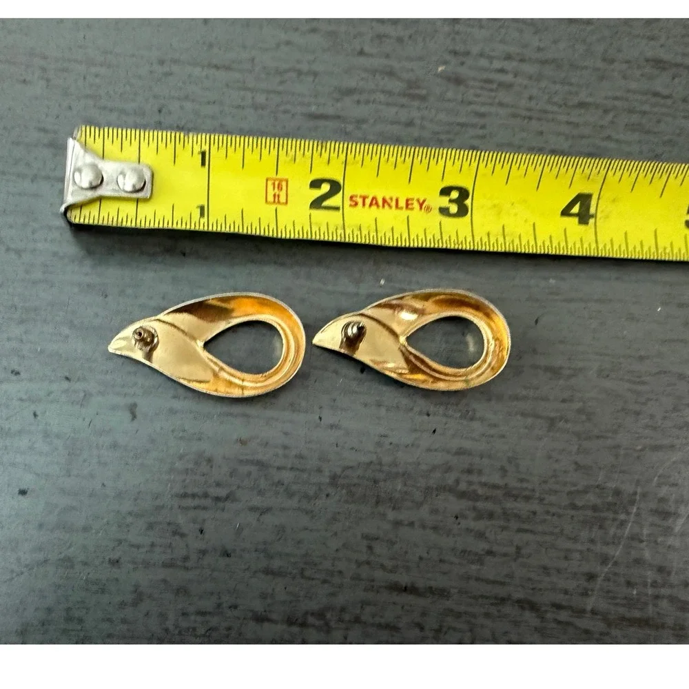 Vintage Gold Tone Teardrop Stud Earrings Open Loop Sculptural Post Back Jewelry